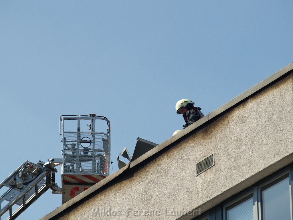 Brand Flachdach Koeln Agnesviertel  Huelchratherstr   P088.JPG